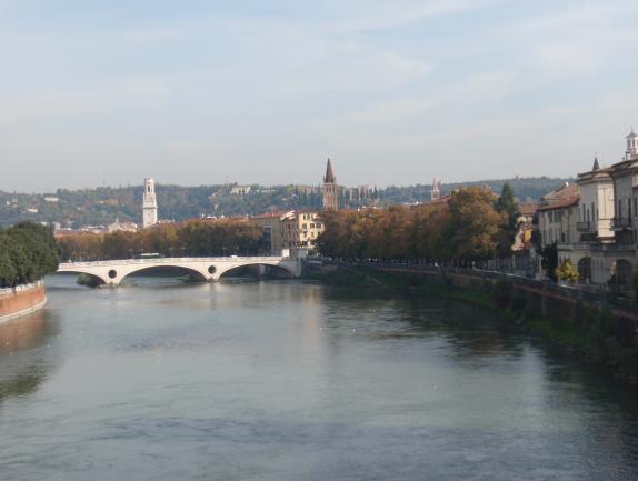2010 je pozno dopoldan sledil ogled mesta Verona. Stari del mesta je stisnjen med zavojem reke Adige "!V Veroni!Po mojem mnenju je na prvem mestu po obiskanosti lija.