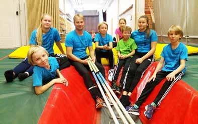 Seiväskoulu on tarkoitettu kaikille lajista kiinnostuneille urheilijanaluille. Ryhmiä jaetaan hyppykokemuksen, iän ja ennätyksen mukaan.