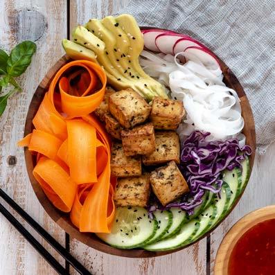 TOFU BOWL 2 ANNOSTA 100 g leveää riisinuudelia ½ rkl seesamiöljyä tilkka soijakastiketta 1 pkt SoFine Tofu Luomu Tomaatti-Basilika (250 g) 3/4 dl vehnäjauhoa tai