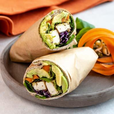TOFU-WRAPIT Täyte 1 pkt SoFine Luomu Tofu Maustamaton (250 g) 3/4 dl vehnäjauhoa tai (gluteenitonta) korppujauhoa rypsiöljyä 1 ps sokeriherneitä (200 g) 1 porkkana pala punakaalia Tarjoiluun 1 pkt