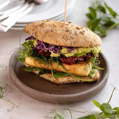TOFU BURGERIT 1 pkt SoFine Luomu Tofu Maustamaton (250 g) 3/4 dl vehnäjauhoa tai (gluteenitonta) korppujauhoa kasviöljyä 1 valkosipulinkynsi 1 ps sokeriherneitä (200 g) ½ dl aurinkokuivattua