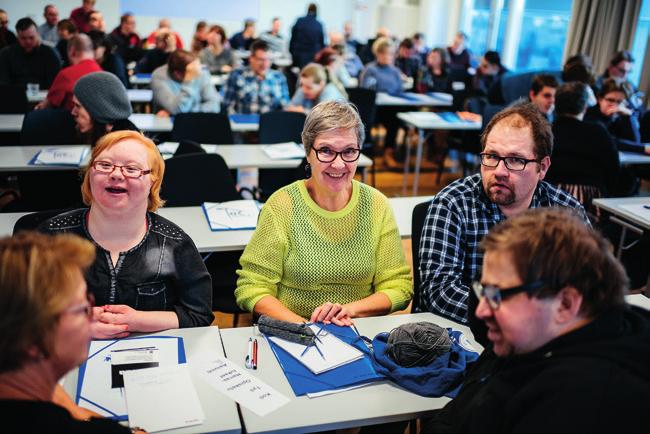 Kuvaaja Antti Yrjönen Me Itse-päivillä phdiittin, että ryhmissä päätökset tehdään keskustelemalla asiista. Kuvassa Haukiputaan väki ryhmätöissä.