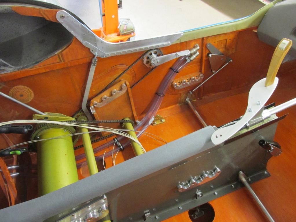 Sivu 12 / 16 Kuva Atol Avion Oy Kuvassa laskutelineen ja kuomun mekanismit.