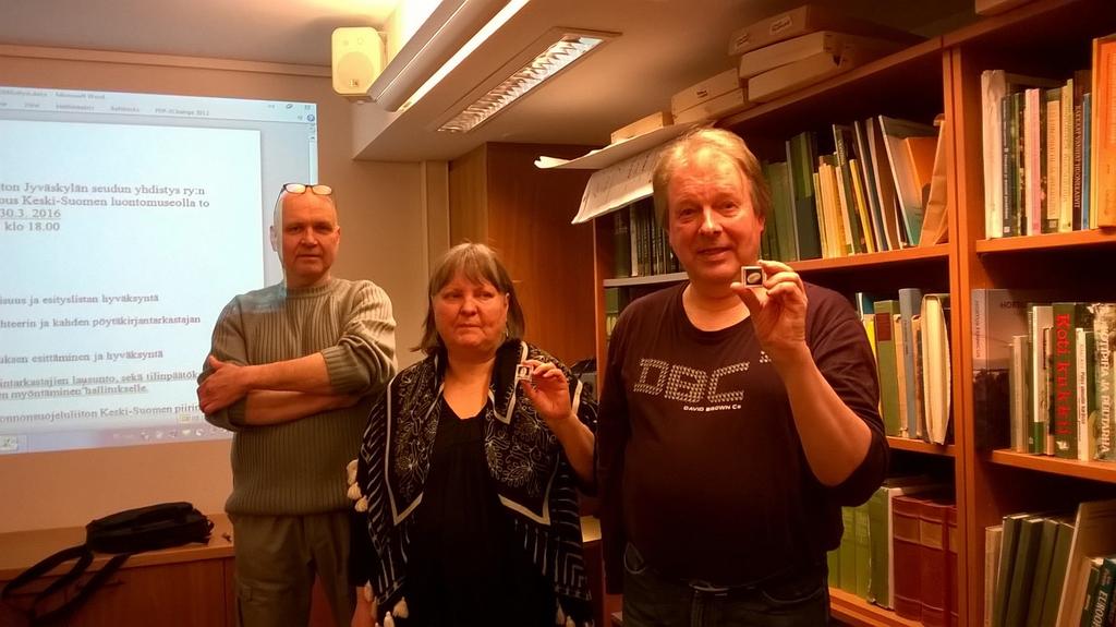 Yhdistyksen puheenjohtaja Heikki Susiluoma (vasemmalla) luovutti kevätkokouksessa Luonnonsuojeluliiton hopeisen ansiomerkin Irma Heiskaselle ja Hannu Laakkoselle.