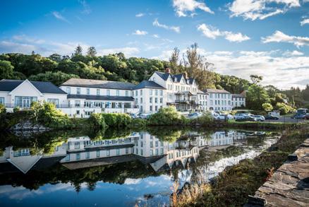 Hotelli Eccles Hotel / Glengarriff *** Historiallinen hotelli upealla paikalla Glengarriffin pikkukylässä Bantryn lahden rannalla. Buffet-aamiainen.