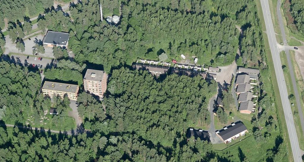johtoja/kaapeleita. Alueen ulkopuolella itäosassa sijaitsee Kourujärven lämpökeskus.