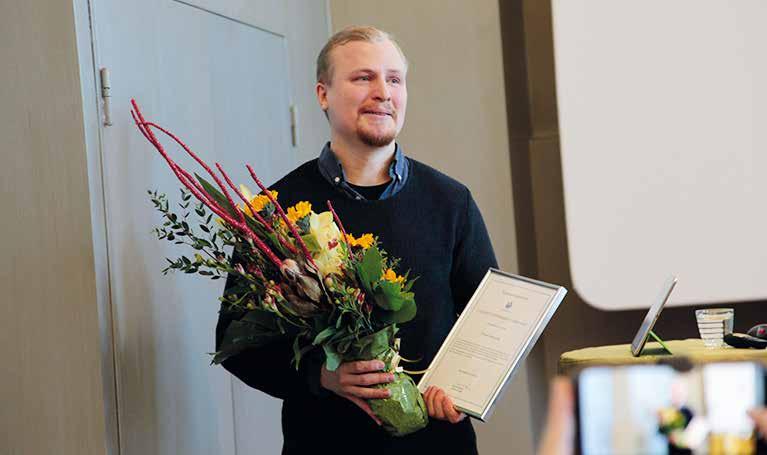 Vuoden viittomakieliteko -palkinto Vaaralalle Kuva: Annika Posti Sähkötekniikan insinööri Tomas Vaarala on saanut Vuoden viittomakieliteko 2018 -palkinnon. Asiasta päätti Kuurojen Liiton hallitus.