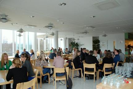Järjestykseltään 18:nnen tapaamisen järjestäjinä toimivat Niilo Mäki Instituutti ja For- Learning tutkijaverkosto. Tapaamiseen oli saapunut lähemmäs 70 osallistujaa.