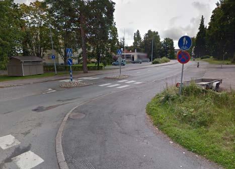 Linja-autopysäkit näkyvät vasemman puoleisessa kuvassa Kirkkotien molemmin