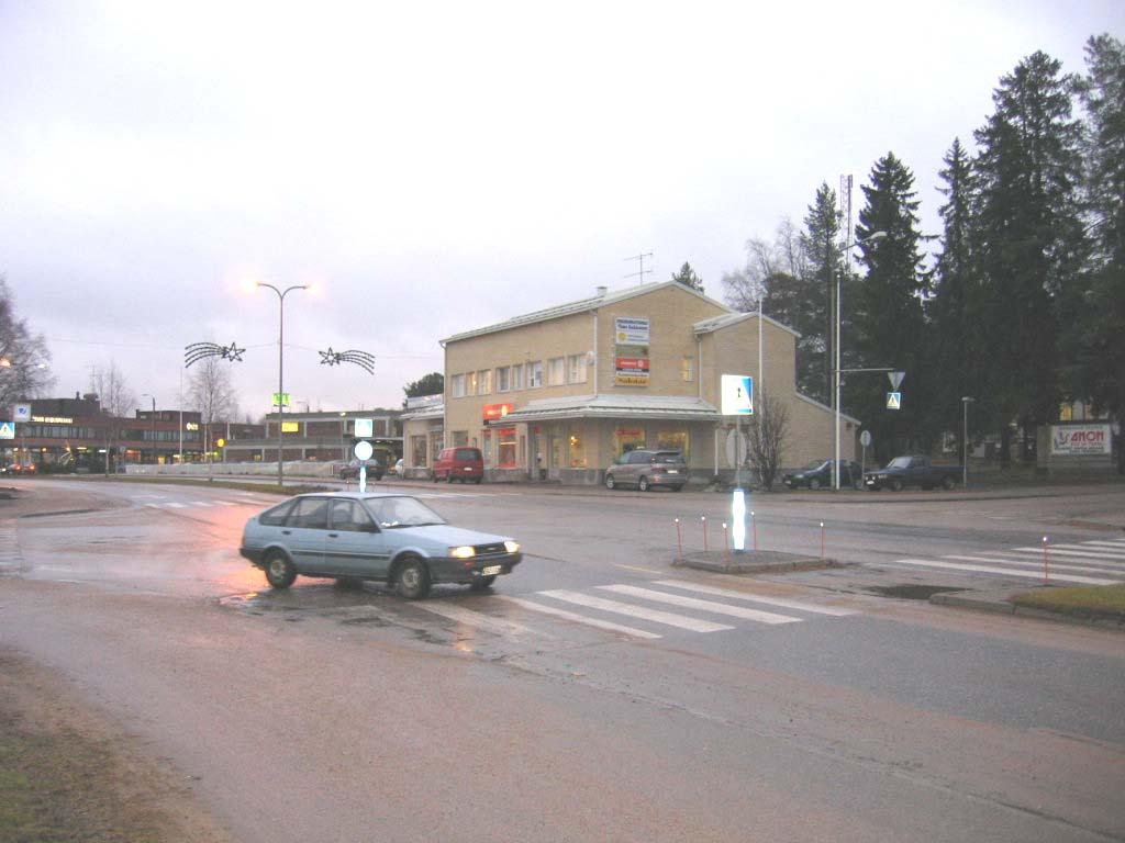 Keinoja huomioida moottoriajoneuvoliikenne hallintokuntien liikenneturvallisuustyössä ovat mm.