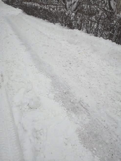 Kui tää tämmöseks om menny? Tiärekte mitä toi kuva esittä? Se esittä just kolattuu jalkakäytävää! Juu-u, niin totta ku kirkorrotta! Nappasin valokuvan tammikuu lopul.