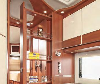 zum Wohnraum + Geräumiger, deckenhoher Kleiderschrank mit zwei Türen + Heckbetten
