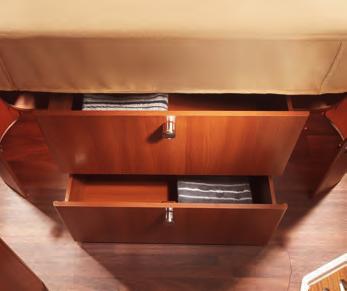 massiver Trenntür zum Wohnraum + Waschraum mit Toilette,