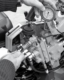 Ajopaine: Ajohydrauliikan paineen mittaamiseksi on ajohydrauliikkaan tapauskohtaisesti erikseen asennettava painemittari, mikäli epäillään asetetun painetason laskeneen.
