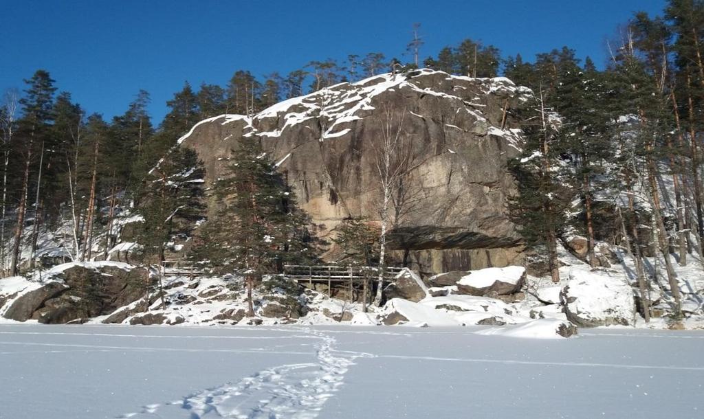 Portaat maalausten lähellä on tehnyt Pidä saaristo siistinä ry, joka huoltaa maalausten aluetta retkisatamana.