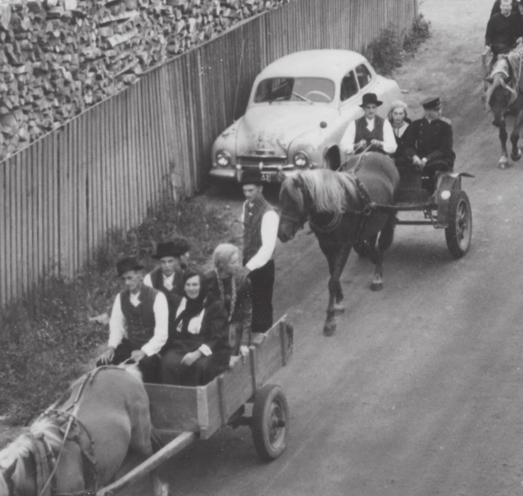 Valon mekaaninen Pikku-Jussi kaivinkone sokkeli kaivuussa Tanhurinteellä (1960). Ihmisiä hevoskärryissä (1950).