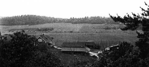 1939 siirryimme lähes samalla pihalla sijainneeseen yläkouluun Aili Jussilan oppilaiksi.