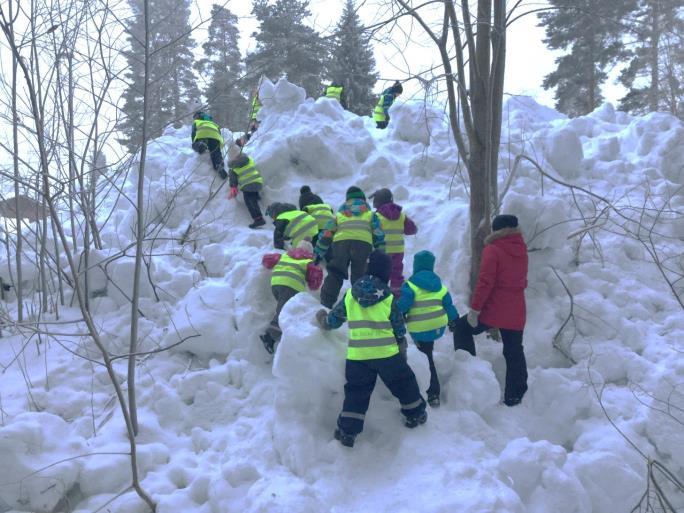 Päiväkodin tiloja käytetään joustavasti ja tiloja muokataan lapsiryhmien tarpeiden mukaan.