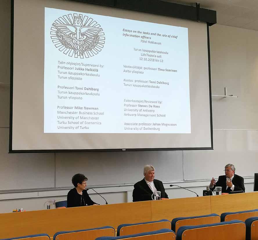 CIO:n kehittyvä rooli ja tehtävät teollisen muutoksen ytimessä Tohtori Päivi Hokkanen, kustos professori Tomi Dahlberg (Turun yliopisto) ja vastaväittäjä professori Timo Saarinen (Aalto-yliopisto).