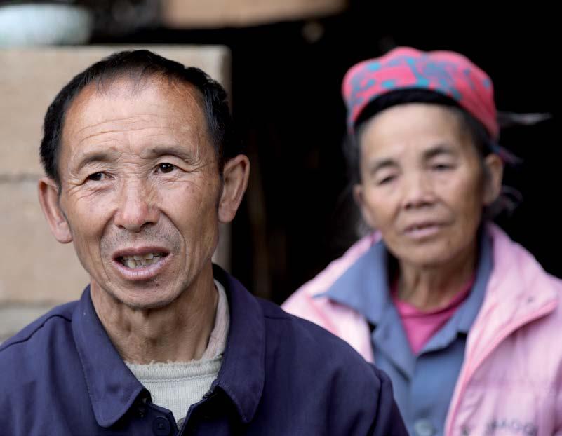 teltiin yhdessä. Zhangilla ei ole kuitenkaan koskaan ollut omaa Raamattua. Nyt vierailumme aikana hän sai oman Raamatun ja vieläpä hmongin kielellä.
