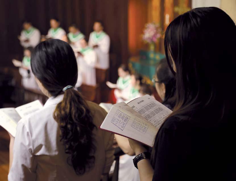 Kiinalaiset nuoret etsivät vastauksia elämänsä kysymyksiin myös uskonnoista. Yhteiskunnan murros hämmentää heitä, myös tulevaisuus huolettaa.