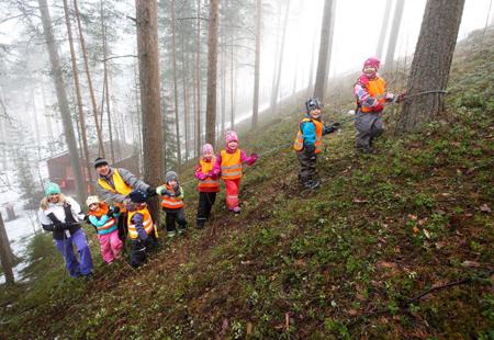 Lasten saatavilla on erilaisia liikuntavälineitä, esim. palloja, naruja, mailoja, tasapainoiluun paikkoja. Lisäksi tarjotaan mahdollisuus lepoon ja rentoutumiseen päivittäin.