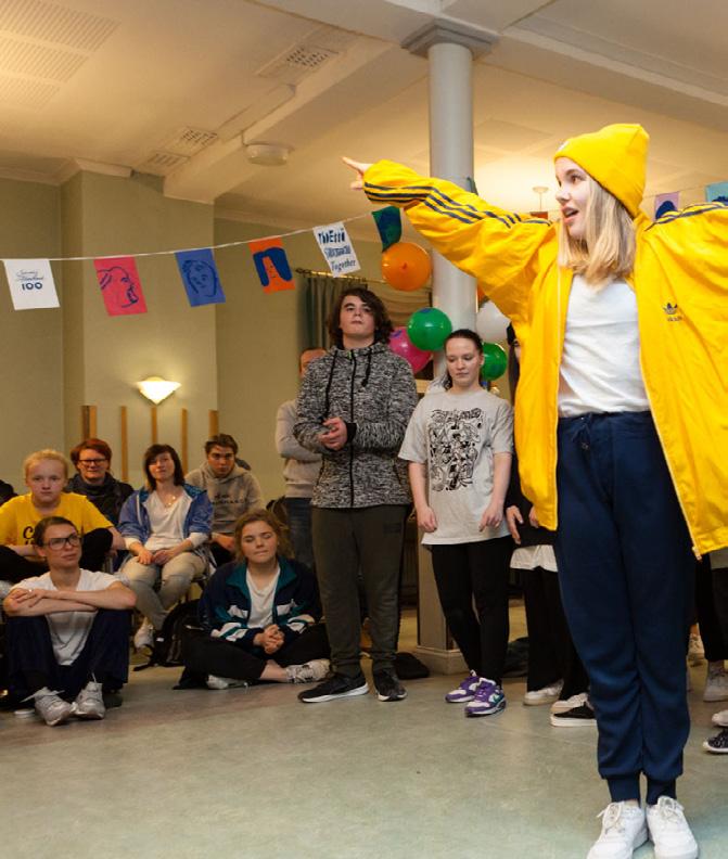 ÄÄNEEN! OUT LOUD! Ääneen! Out loud! on projekti, jossa yhteisötaiteen keinoin luodaan ja jaetaan työkaluja oman äänen kuuluville saattamiseen ja näkyväksi tekemiseen.