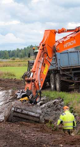 Toholammilta kun piirtää parinsadan kilometrin säteen, Mäkelän kaivukonetta kuljettava Scania saattaa tulla vastaan. Lavalla kone voi vaihtua, mutta kuski on aina sama.