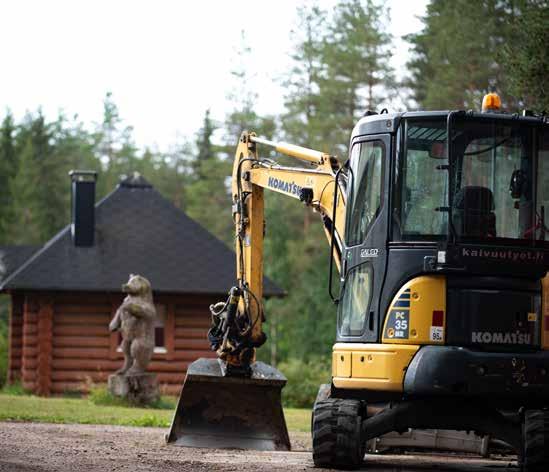 1982 alkaneen yrittäjäuran ensimmäinen kone oli Valmet 612. Puomin päässä oli ensimmäisiä kallistavia kauhoja ja kolmikaatokauha keulassa oli vuonna 1984 sekin ensimmäisiä alalla.