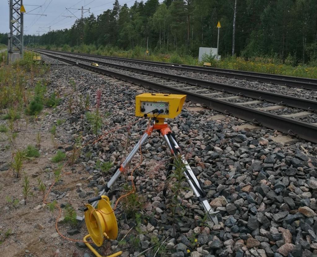 68 HSF-L & vahvistusantenni Kaapelin alitus Kuva 32. Tulokynnyksen HSF-L-lähettimen ja RSK-R-tutkan välinen kaapeli alitettuna.