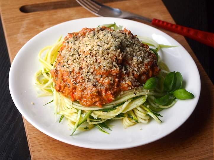 TIISTAI Raakapasta tomaatti-paprikakastikkeella 2 isohkoa kesäkurpitsaa 4 tomaattia 12 kpl aurinkokuivattua tomaattipuolikasta öljyssä 1 isohko punainen paprika 1 valkosipulinkynsi 1 dl