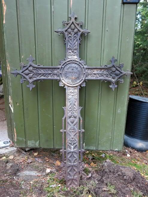 Irtonaiset rautaristit Kylmäkosken hautausmaalla Kylmäkosken hautausmaan työkonehallista löytyi kaksi rautaristin yläosaa ja yksi ristin alaosa.