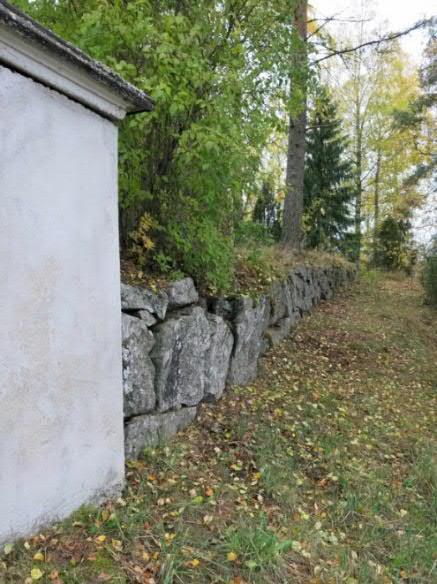 Vanhan hautausmaan muistomerkeissä korostuvat Kylmäkosken tilallisten hautaukset, sillä hautausmaalta on aikojen saatossa hävinnyt muistomerkkejä.