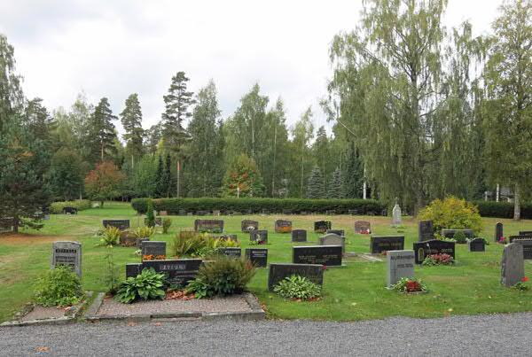 Hautamuistomerkit ovat yleisilmeeltään vaakakiviä, joista suurimpana edustajana 58 kappaleella musta graniittiset matkalaukkukivet ja toiseksi yleisenä ovat 36 Tunnustuksettomien hauta-alue.
