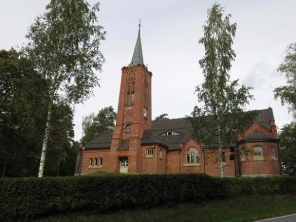 Kylmäkosken vanhojen kirkkojen sijaintipaikalle Kylmäkoskentien ja Haavistontien risteykseen pystytettiin 22.7.1951 taiteilija Tapio Wirkkalan suunnittelema muistomerkki.
