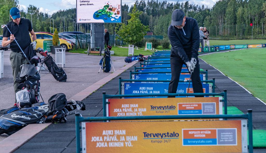 Kaksipuoleiset taulut voidaan sijoittaa esimerkiksi siten, että kentälle mennessä voidaan käyttää erilaista viestiä kuin