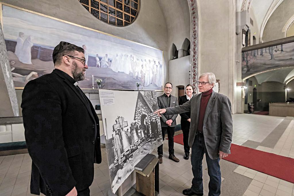SILTA 2/2019 B 11 Rami Marjamäki Seppo Paavola (keskellä) kertoi kirkonkelloista Tuomiokirkon taidehartaussarjan avauksessa 23. tammikuuta.