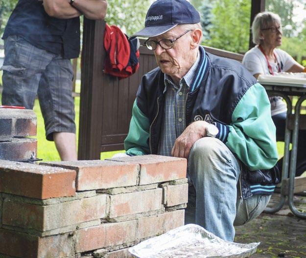 Yksin vai yhdessä? ASUMISEN PALVELUT IKÄÄNTYVILLE NYT JA HUOMENNA Yksinolo lisääntyy. Sen mukana lisääntyy ikääntyneiden yksinäisyys ja turvattomuus.