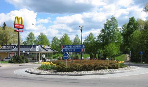 Ongelmia aiheuttavat myös Valtionhotellilta ja Einonkadulta vasemmalle kääntyminen Helsingintielle. Kaikesta viihtyisyydestään huolimatta kävelykeskustan alue on osin vanhentunut.
