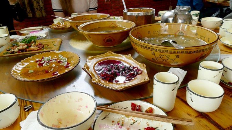 Dia 15 Vieraanvaraisuus, yhteinen ateria on tärkeä osa kiinalaista kulttuuria. Kiinalainen ruoka merkitsee "vatsan ja sielun liittoa".