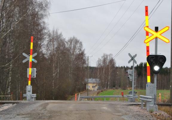 34 3.2.7 Varoituslaitos Varoituslaitoksen tarkoitus on varoittaa tienkäyttäjiä lähestyvästä raideliikenteestä.