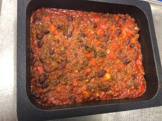 Chili Con Härkis 100 g sipulia 1-2 g valkosipulijauhetta 15 g öljyä 400 g tomaattimurskaa 300 g kidney tai valkopapuja 70 g tomaattimurskaa 2 dl vettä 15 g fariinisokeria 2 g suolaa 1 g mustapippuria