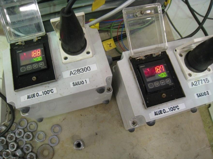 The control panel to set and follow the temperature inside the reactors