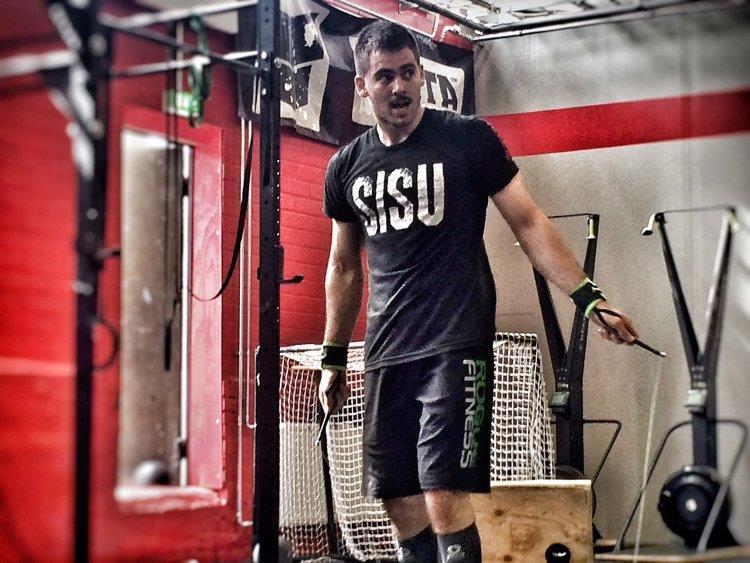 CROSSFIT-SANASTOA Crossfit-sanasto on pääosin englanninkielistä. Liikkeiden kirjaamisessa käytetään usein myös lyhenteitä, jotka muodostuvat englanninkielen sanoista.