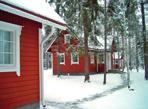 Voit nauttia keittiön tai jäätelöbaarin herkuista purjepaattien mastojen katveessa.