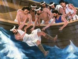 3 Joona myrskyssä Mutta Herra toimitti suuren kalan nielaisemaan Joonan. Ja Joona oli kalan sisässä kolme päivää ja kolme yötä.