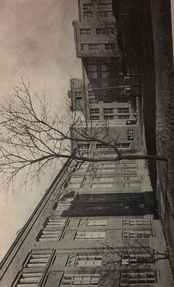 Kuva: 18 Kuva Gummitehtaan Nokian tehdaslaitoksista vuodelta 1947 (Lähde: Suomen Gummitehdas Osakeyhtiö 1898-1948). Rengastehdas on oikeanpuoleisin rakennus.