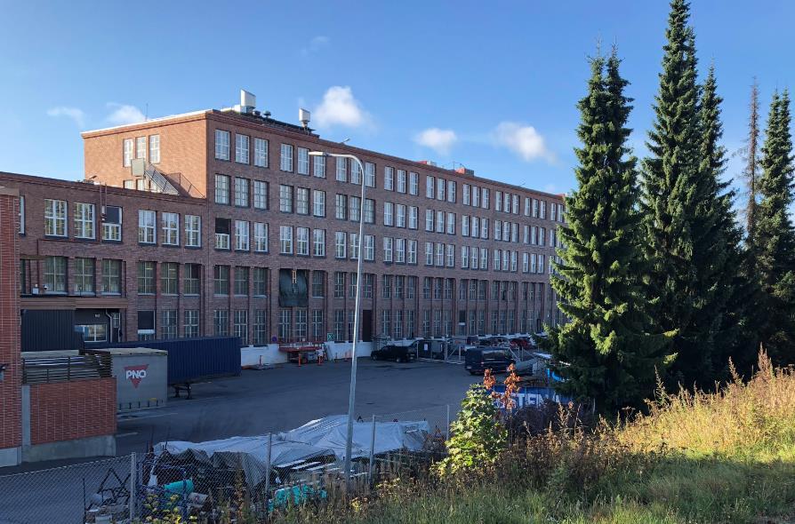 puuvillakoordia. Muutamaa vuotta myöhemmin siirryttiin raionkoordiin, mutta osastolla tehtiin vielä vuorineulosta jalkineisiin vuoteen 1973 asti.