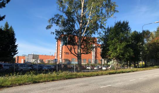 Julkisivu koilliseen Tehdaskompleksin julkisivu Pirkkalaistielle