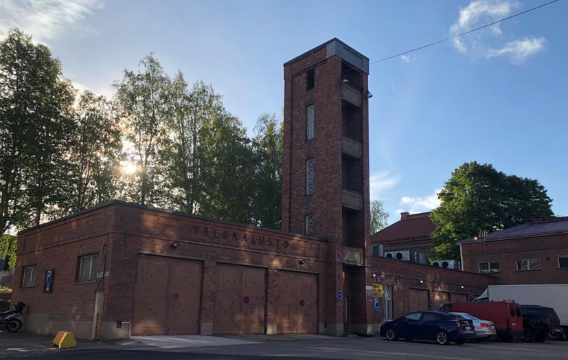 Rakennuksessa on paneloidut pariovet kolmelle suuremmalle palokaluston autolle ja kolme pienempää pariovea.